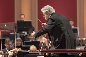 Plácido Domingo probó la histórica batuta de Toscanini en un concierto a beneficio de los damnificados por la guerra en Ucrania, en el Teatro Colón