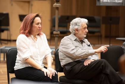 Plácido Domingo y la soprano María José Siri en el ensayo