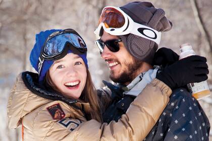 Plan romántico. Lucía junto a su amado, rodeados de nieve.