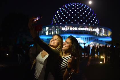 Una multitud se reunió en el planetario