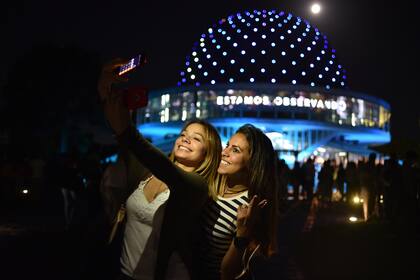 Una multitud se reunió en el planetario