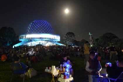 Una multitud se reunió en el planetario