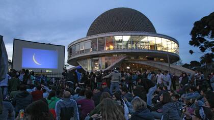 El Planetario porteño suele organizar noches de observación en su explanada; esta imagen es de 2013