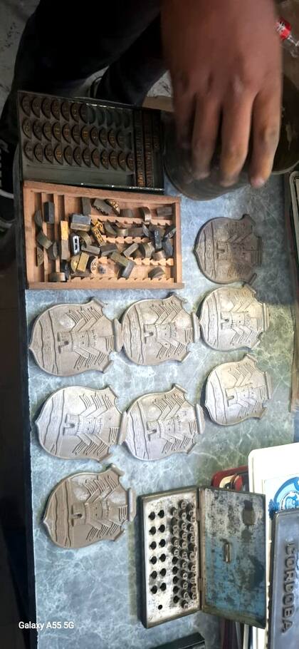 Planillas con hologramas que imitan los utilizados en documentación oficial, halladas en el marco de la investigación