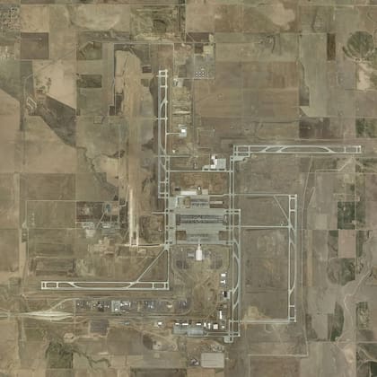 Plano del aeropuerto de Denver, donde se ve una forma de esvástica (Instagram/@onthewingsaviation)