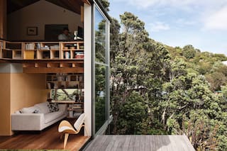 Un casa entre los árboles inspirada en la arquitectura japonesa de posguerra