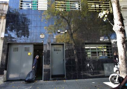 Planta clausurada. En Espinosa 1439/41 funciona una de las tres sedes de Surar Pharma que fueron clausuradas el viernes 17. Allí el personal sigue trabajando normalmente