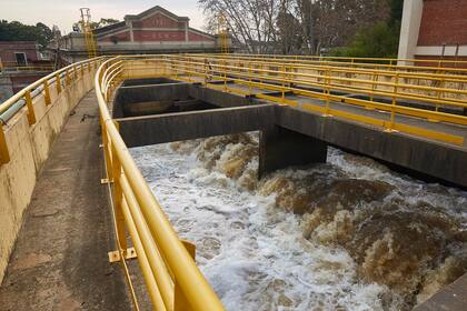 El agua del río entra a la planta y es elevada