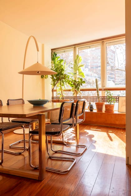 Planteado originalmente como segundo dormitorio, la pareja optó por utilizar este ambiente como comedor