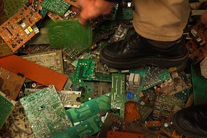 Plaquetas de memoria convertidas en chatarra informática, en un depósito de Quilmes