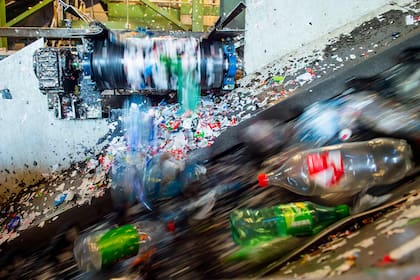 Botellas de plástico son tratadas en una planta de reciclaje de la compañía Infinitum, en Fetsund, sureste de Noruega. Con su tasa de reciclaje del 97 por ciento, Noruega tiene 10 años antes de la fecha objetivo de la UE de 2029, cuando los países deben reciclar al menos el 90 por ciento de sus botellas de plástico.