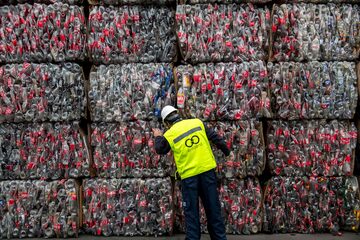 Un técnico de reciclaje revisa botellas de plástico prensadas en una planta de reciclaje en Santiago, Chile.