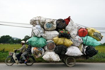 Los recolectores de residuos transportan desechos plásticos para reciclar en los suburbios de Hanoi.