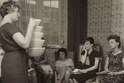 Fiesta Tupperware en 1963. El modelo de ventas directas en el hogar también permitió a muchas mujeres generar ingresos.