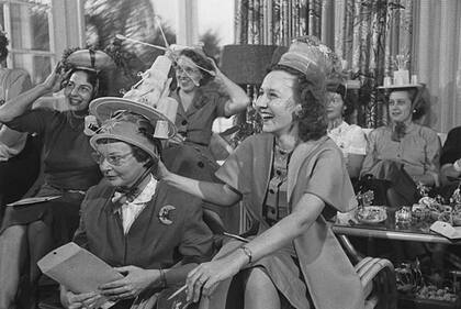 Una "fiesta Tupperware" en 1955. En estos eventos los vendedores, en su mayoría mujeres, ofrecían los recipientes a otras mujeres en sus hogares.