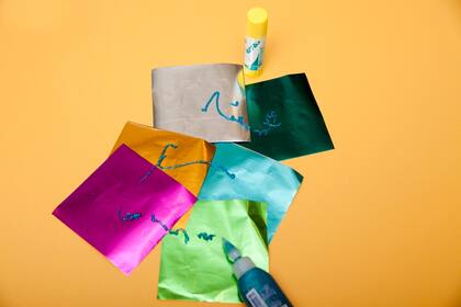 Plasticolas con brillantina y papel glacé metalizado siguen siendo los mejores aliados para la Hora de dibujo