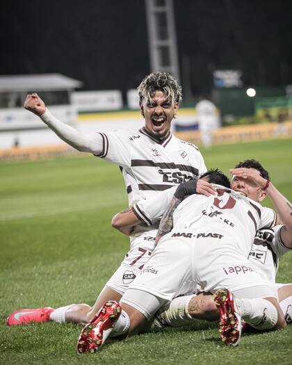 Platense, campeón del Torneo Apertura 2025, derrotó a Defensa y Justicia en el cierre de la fecha 8