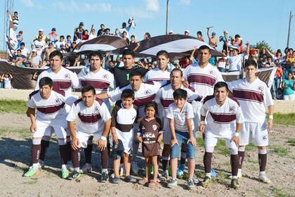 Platense, formado para la foto. ¿El de Vicente López? No, el de Añatuya, Santiago del Estero