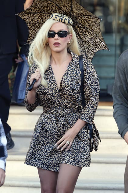 Platinada y enfundada en
un absoluto animal print por las calles de Londres