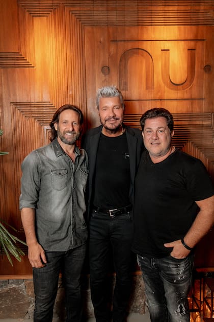 Platinado y con un look elegante sport, Marcelo Tinelli no quiso perderse esta apertura, donde se encontró con sus amigos: el odontólogo Santiago Braverman y Lautaro Mauro