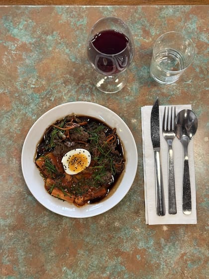 Plato de autor con tteokbokki coreano en Silvino