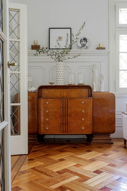 Plato de Fornasetti, florero (Jonathan Adler) y guantes de goma en porcelana (Fishs Eddy), un concepto similar al de las botas de gres que veremos inmediatamente en su escritorio: “Diseños de cosas cotidianas que quedan inmortalizadas”.