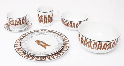 Plato de postre, plato playo, cuenco, taza y plato de té, mug y bowl grande (Pesqueira, $ 423, $ 540, $ 644, $ $ 446, y $ 1311).