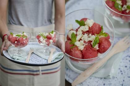 Plato enlozado, pomelera de vidrio, servilletas de algodón y tenedor de madera (Enseres Bazar)