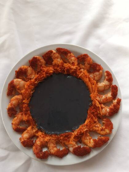 Plato "langostino eclipsado", elaborado en Puerto Deseado por el chef José Basualdo, creado para la ocasión, como parte de las actividades de promoción turística durante el eclipse.