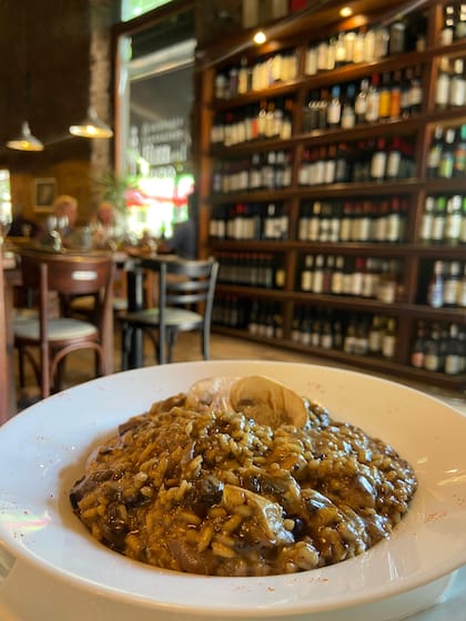 Platos caseros y abundantes, regados de buenos vinos, son la esencia de este bodegón