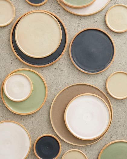 Platos de la línea 'Rekto' de Hofu, disponibles en esmaltados habano, beige, verde, azul y blanco.