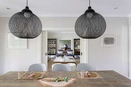 Platos de sitio, individuales y contendor de madera (Sol Palou Deco).