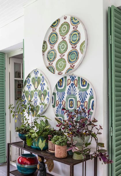 Platos que Ángeles hizo en cartapesta, pintados con acrílico en ambas caras. “Me divierte darlos vuelta cada semana”.