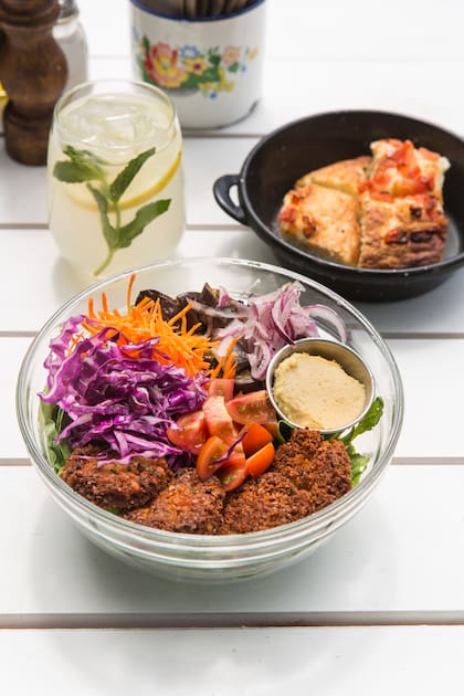 Platos ricos y abundantes, llenos de color y texturas a precios moderados.