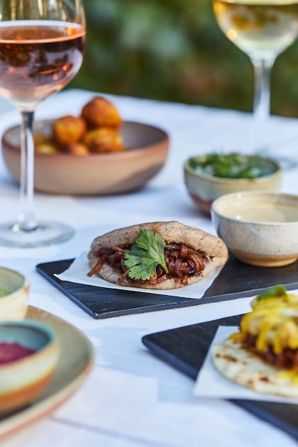 Platos seleccionados: bao, nabo marinado, cilantro y salsa de maní