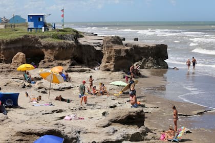 La playa con acantilado, al norte de Mar del Plata