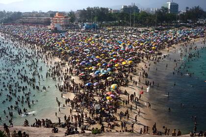 Playa de Macumba repleta de gente, en la zona oeste de Río de Janeiro, el 24 de septiembre de 2023, durante una ola de calor que registró altas temperaturas.