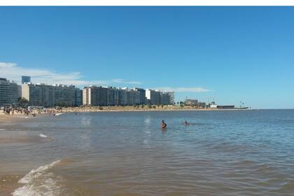 Playa de Pocitos, en enero cuando la gente se baña y toma sol en la arena