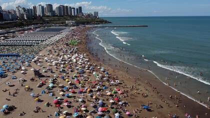 Playa Grande, una de las más elegidas en Mar del Plata, al amparo del sol y de 31 grados de temperatura