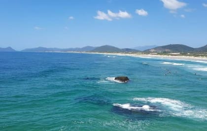 Playa Joaquina, es un atractivo para los surfistas de todo el mundo por sus olas grandes y largas