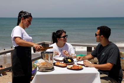 Playa Luna Roja, en Chapadmalal, cuenta con un restaurante cuyo menú lleva la firma de la destacada chef y sommelier Fernanda Sarasa