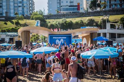 Playa Movistar se convirtió en un espacio de diversión gracias a la simpatía que caracteriza a El Polaco y al público presente que se entregó activamente al disfrute lleno de música, canto y baile.