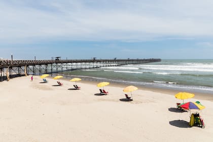 Playa Pimentel, la más frecuentada, junto en al larguísimo muelle.