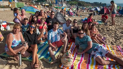 Playa sí; al agua, no tanto. Muchos de los argentinos que veranean en las playas de Reñaca disfrutan a pleno de las jornadas de sol, pero no siempre eligen el agua fría del Pacífico; el mate y las cartas son los grandes actores del verano chileno