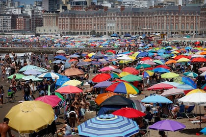 Playas colmadas y una fuerte demanda de alojamiento marcan el fin de semana en Mar del Plata