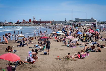 Playas con mucha gente y poco distanciamiento en Mar del Plata