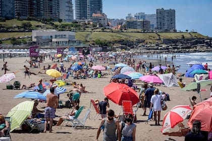 Ayer en Mar del Plata, muchas personas disfrutaron de la playa con poca distancia social
