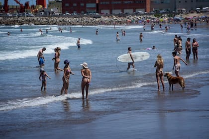 El clima permitió disfrutar del mar, se vieron pocos barbijos en la playa