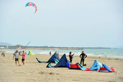 Según el documento, habrá que mantener distancia en la arena y en el agua y sacar turno para ir a la playa