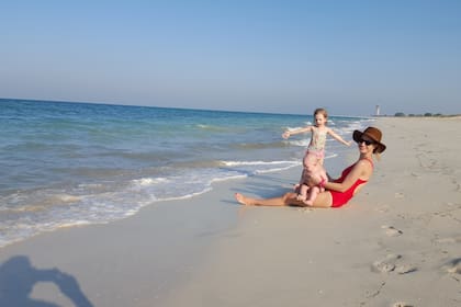 Playas saudíes. Hasta hace poco, el país no tenía visa de turismo para casi ningún país, por lo que vacacionar allí era casi imposible. Desde Arabia Saudita, Lucrecia y su familia tuvieron la oportunidad de viajar a lugares como Tailandia, Sri Lanka, Oman, Dubái, China, Grecia, entre otros.